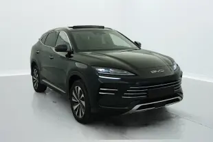 Vue 3/4 avant du SUV BYD SEAL U hybride rechargeable en Obsidian Black avec phares LED allumés et jantes bicolores.