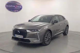 DS4 Hybride E-Tense 225 gris en 3/4 avant droit, avec calandre distinctive et jantes alliage stylisées.