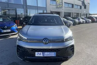 Vue de face du Volkswagen Tiguan 1.5 eHybrid gris métal, version R-line, avec calandre noire et logo central visible.