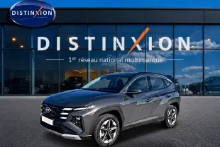 Hyundai Tucson gris ecotronic en 3/4 avant droit, avec jantes alu 18 pouces et calandre distinctive.