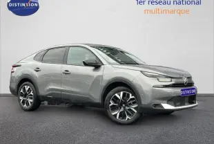 Citroën C4 X gris Mercury en 3/4 avant droit, mettant en valeur ses lignes fluides et ses jantes distinctives.