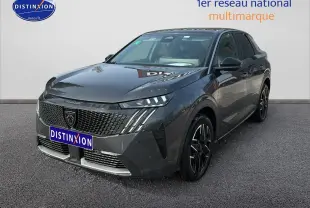 Peugeot 3008 gris titane en 3/4 avant droit, avec calandre distinctive et jantes noires stylées.