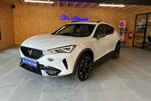 Vue 3/4 avant droite d'un CUPRA Formentor gris 2024 hybride rechargeable, avec jantes noires et détails noirs contrastants.