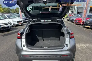 Vue arrière ouverte du Nissan Juke Hybrid 143ch Business Edition 2025 en gris squale métal, coffre spacieux visible.