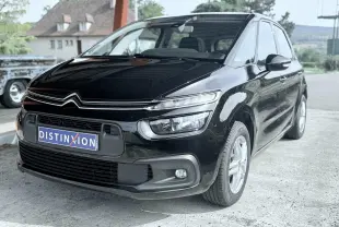 Vue 3/4 avant droit d'une Citroën C4 Spacetourer noire avec calandre chromée et jantes argentées.
