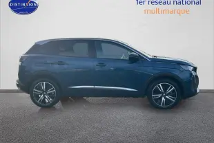 Profil côté gauche du Peugeot 3008 bleu 2024 avec jantes alu et inserts chromés sur fond neutre.