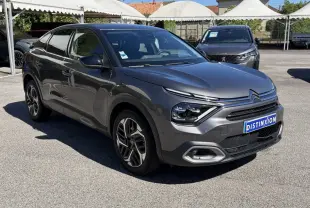 Citroën C4 PureTech 130 S&S Shine gris foncé vue 3/4 avant avec feux LED et jantes distinctives.