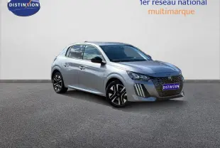 Peugeot 208 gris Artense vue 3/4 avant droit, avec calandre noire distinctive et jantes alliage bicolores.