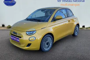 Vue 3/4 avant droite d'une FIAT 500 Yellow Gold Métal avec jantes alu et phares LED arrondis.