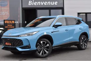 MG Motor EHS bleu métallisé en 3/4 avant droit, avec jantes alliage 19 pouces et vitres surteintées.