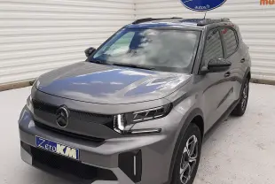 Vue 3/4 avant droite du Citroën C3 Aircross 2026 gris Mercury avec toit noir et jantes biton distinctives.