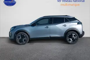 Profil droit du Peugeot 2008 1.2 100 Allure gris Artense avec jantes alu et vitres arrière teintées.