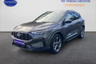 Ford Kuga 2025 gris métallisé vu en 3/4 avant droit avec calandre noire et jantes alu distinctives.