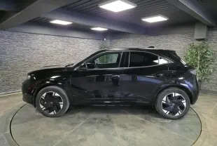 Opel Mokka-e noir vue de profil côté gauche, avec jantes alliage 18'' diamantées et vitres surteintées.