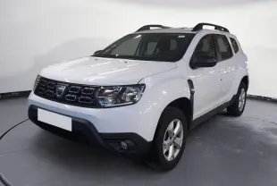 Dacia Duster blanc en 3/4 avant droit, SUV compact avec calandre noire et jantes alliage 16 pouces.