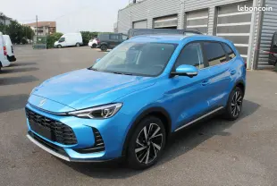 MG ZS 1.5 hybrid bleu en 3/4 avant droit avec jantes alliage et vitres arrière surteintées.