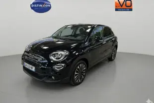 Fiat 500X noir vue 3/4 avant droit dans un studio, avec jantes classiques et phares ronds distinctifs.