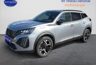 Peugeot 2008 1.2 100 Allure gris Artense en 3/4 avant droit avec jantes alu et feux LED distinctifs.