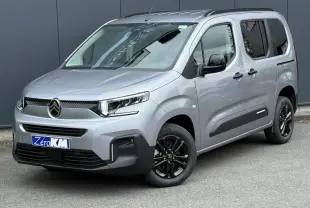Citroën Berlingo Multispace gris acier en 3/4 avant droit avec jantes noires et barres de toit noires brillantes.