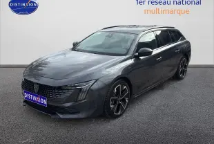 Peugeot 508 SW Hybrid gris titane vue 3/4 avant droit avec jantes alliage et calandre distinctive.