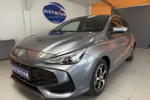 Vue 3/4 avant du MG3 hybride gris Hampstead avec jantes alliage noires et calandre noire brillante.