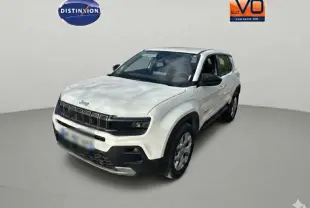 Jeep Avenger blanc en 3/4 avant droit, avec calandre noire distinctive et jantes alliage 17 pouces.
