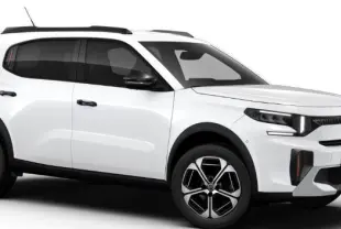 Citroën C3 Aircross blanc manquis en 3/4 avant droit, avec toit noir et jantes au design moderne.