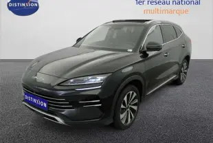 Vue 3/4 avant droite d'un SUV BYD SEAL U hybride rechargeable noir métallisé avec jantes bi-ton et phares LED allumés.