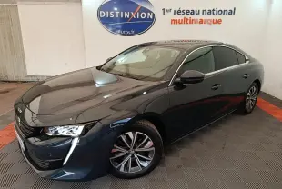 Peugeot 508 gris foncé vue 3/4 avant droit, avec feux LED et jantes alliage distinctives.