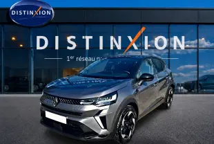Renault Captur 1.8 e-tech gris cassiopée en 3/4 avant droit, avec jantes alu et signature lumineuse LED distinctive.