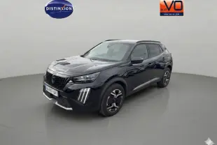 Peugeot 2008 Hybrid 145 e-DCS6 GT noir, vue 3/4 avant droit, avec barres de toit et jantes alliage 18 pouces.