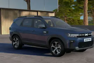 Dacia Bigster bleu indigo en 3/4 avant droit, SUV avec calandre lumineuse et jantes bi-ton distinctives.