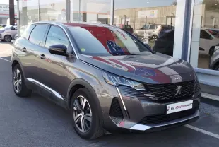 Peugeot 3008 gris Platinium en 3/4 avant droit, avec calandre noire et jantes bi-ton élégantes.