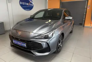 MG3 1.5 L Hybrid+ gris Hampstead en 3/4 avant droit, avec calandre noire et jantes alliage 16 pouces.
