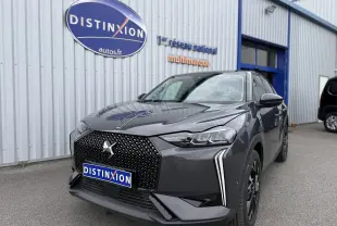 Vue 3/4 avant droite d'une DS3 hybride 2025 gris Vol de Nuit avec toit noir Perla Nera et calandre distinctive DS.