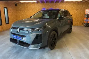 Vue 3/4 avant droite du Citroën C5 Aircross II 1.2 hybride 2026 vert, avec jantes noires et calandre distinctive.