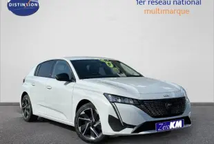 Peugeot 308 blanche vue 3/4 avant droit, avec calandre noire et jantes alliage distinctives.