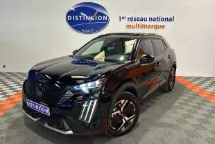 Peugeot 2008 Hybrid noir en 3/4 avant droit, avec signature lumineuse LED verticale et jantes bi-ton distinctives.