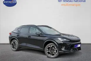 Vue 3/4 avant droite d'un CUPRA Formentor noir avec jantes alu et calandre distinctive.