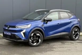 Renault Captur 2025 bleu Iron et noir, vue 3/4 avant droit, avec jantes alu noires diamantées et railing de toit alu.