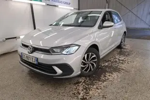 Vue 3/4 avant droite d'une Volkswagen Polo gris clair 2023 avec phares LED et jantes alliage bicolores.