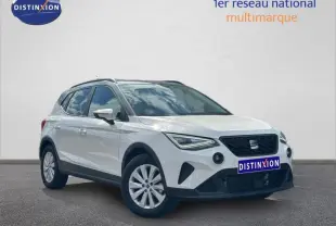 SEAT Arona blanc Candy avec toit gris Magnétique, vue 3/4 avant droit, jantes alu et calandre noire distinctive.