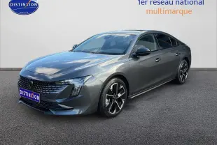 Peugeot 508 Hybrid gris titane en 3/4 avant droit, avec calandre noire et jantes alliage distinctives.