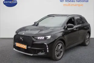 DS7 Crossback E-TENSE noir perle métal en 3/4 avant droit, avec calandre distinctive et feux LED allumés.