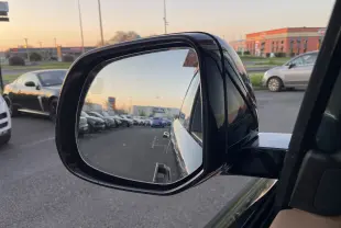 Range Rover Sport P440 HSE R-Dynamic gris Carpathian, vue 3/4 avant, jantes noires 23'', étriers rouges visibles.