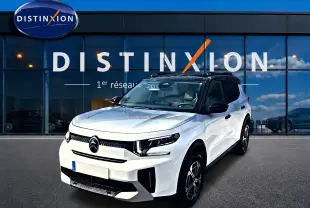 Citroën C3 Aircross blanc vue 3/4 avant droit, avec toit noir et jantes alu distinctives, devant showroom Distinxion.