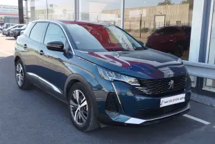 Peugeot 3008 Hybrid 225ch Allure bleu Célèbes en 3/4 avant droit, avec calandre noire et jantes bi-ton.