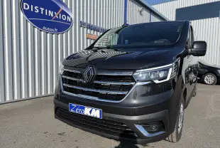 Vue 3/4 avant droit du Renault Trafic cabine approfondie noir, avec calandre chromée et phares LED allumés.
