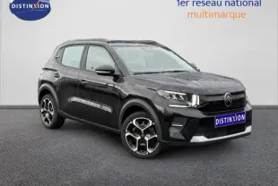 Citroën C3 1.2 Turbo 100ch PLUS noir Perla Nera vue 3/4 avant droit avec jantes distinctives et calandre marquée.