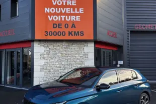 Peugeot 308 Hybrid 136 e-DCS6 Allure bleu vue 3/4 avant droit, avec feux LED et jantes alliage distinctives.